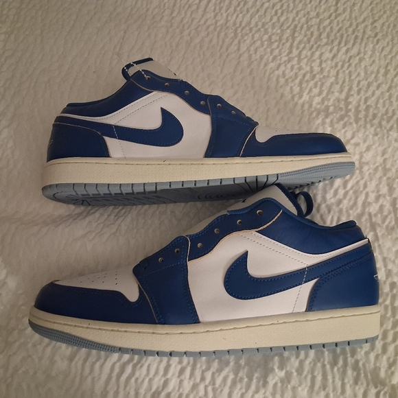 Nike Men\'s Blue and White Sneakers main image 6